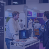 2 personnes autour d'un stand sur l'édition 2026 de One to One Retail E-Commerce